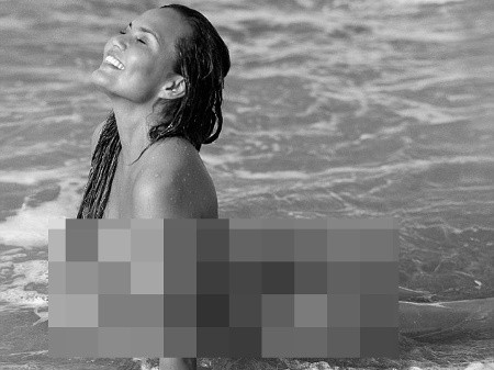 Istri John Legend Berpose Bugil untuk Pemotretan di Pantai