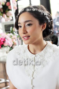 Tatjana Saphira tampil cantik dalam balutan gaun pengantin saat syuting untuk adegan terakhir film 'Negeri van Oranje'. Han Kristi/detikHOT.
