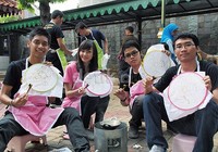 Para fans tampak asyik membatik bersama Team T JKT48. Rina Atriana/detikcom.