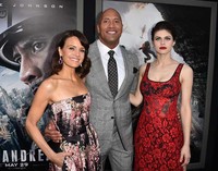 Alexandra berpose bersama lawan mainnya Carla Gugino dan Dwayne Johnson. Frazer Harrison/Getty Images/detikFoto.