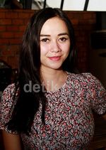 Aura Kasih Tampil Feminin, Manis Nggak Glenn?