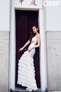 Nana cantik bak pengantin dibalut gaun berwarna putih. (ONE Korea)