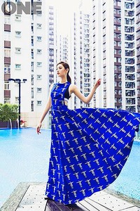 Di foto lain, Nana tampak memainkan dress biru bermotifnya saat berpose di pinggir kolam renang. (ONE Korea)