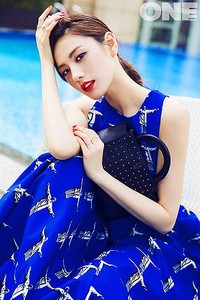 Nana menyentuh dress birunya dengan lipstik dan cat kuku merah. (ONE Korea)