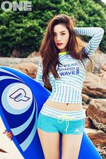 Nana 'After School' Pamer Kaki Jenjang nan Mulus di Pantai