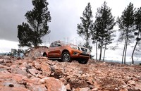 Mobil ini cocok dikendarai di medan sulit berbagai semua fiturnya, termasuk 4WD. Respons mesinnya terbilang cukup, melahap tanjakan terjal dan berbatu. Redaman sokbreker depan juga terasa cukup baik, tidak terlalu keras untuk ukuran pick-up double cabin.