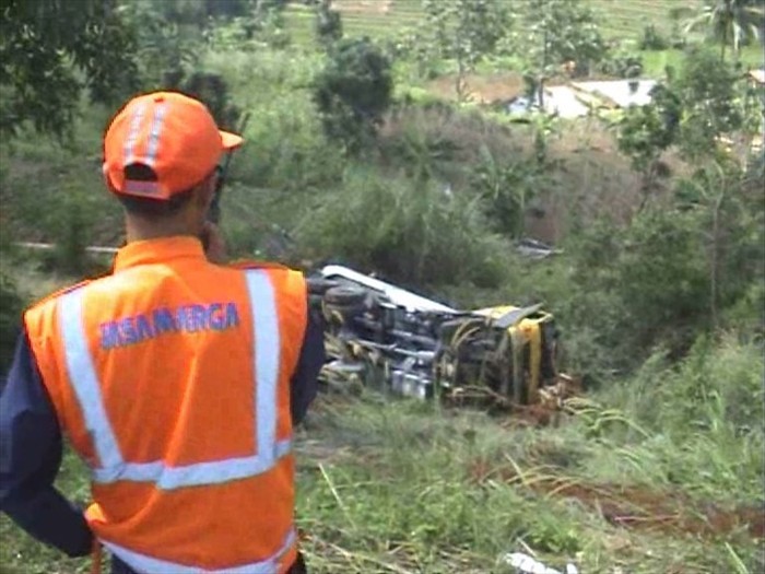 Sistem Pengereman Rusak, Truk Pengangkut BBM Masuk Jurang di Tol Cipularang