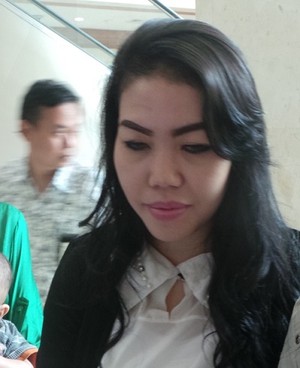 Di DPR, Devi Curhat Tak Pernah Tinggal Serumah dengan Krisna Mukti