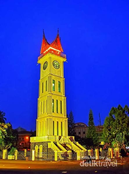 Liburan di Bukittinggi Asyiknya Hunting Foto di Jam Gadang