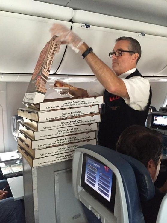 Pesawat Delay, Delta Airlines Pesan Pizza untuk Penumpang