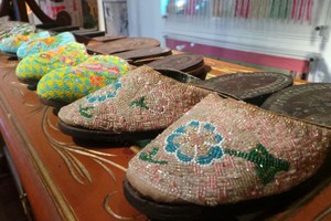 Bukan Sepatu Cinderella, Ini Selop Berhias Intan dari Singapura