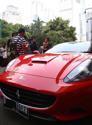 Singgung Syahrini, Ini Klarifikasi Lengkap Roro Soal Ferrari Berpelat Bodong