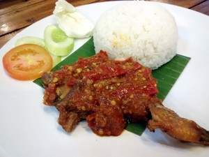 Dapoer Kampoeng: Sedep Mantep, Ayam Penyet Berselimut Sambal Plus Bajigur Hangat