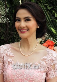 Di adegan terakhir film itu, Maudy terlihat mengenakan kebaya berwarna pink.