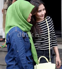 Prilly langsung tersenyum manis saat berpose bersama fans.