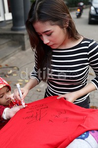 Prilly tampak ramah meladeni penggemarnya.