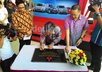 Executive General Manager of Mitsubishi Motors Corporation (MMC) Marketing Division PT KTB Kosei Tamaki menandatangani prasasti peresmian.