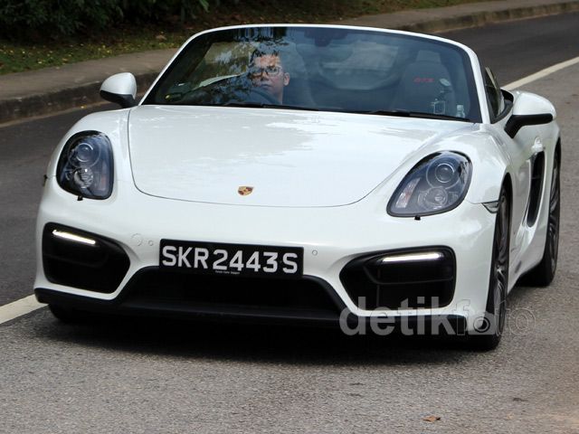 Keliling Singapura Naik Porsche Boxster GTS