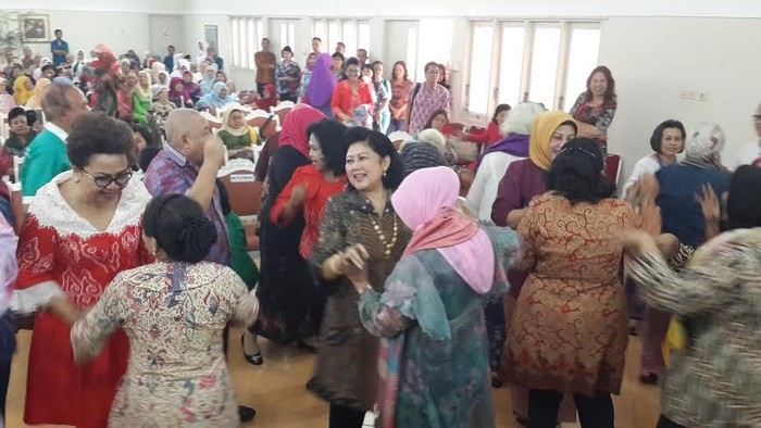 Ani Yudhoyono Hibur Lansia dengan Berjoget Bersama