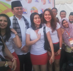 Ahok Gesek Tehyan dan Foto Bareng SPG Cantik Bank DKI