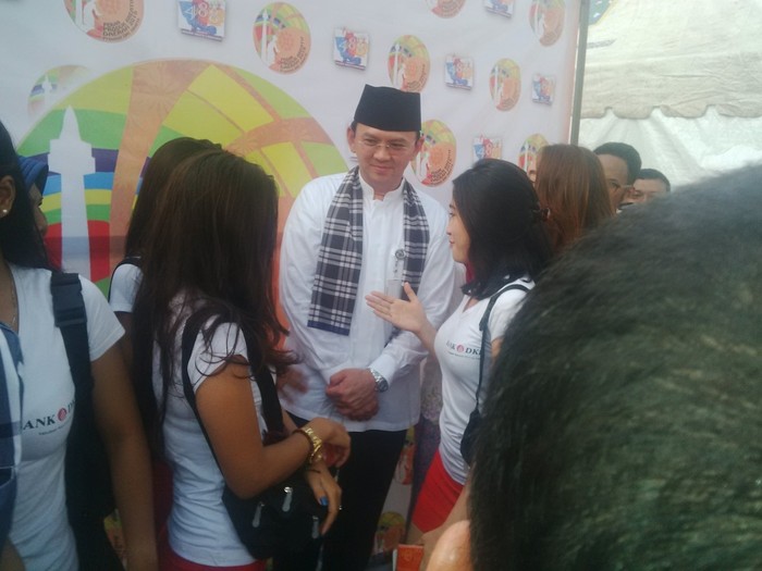 Ahok Gesek Tehyan dan Foto Bareng SPG Cantik Bank DKI