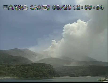 Gunung Meletus, PM Jepang Perintahkan Segala Upaya Selamatkan Warga