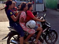 Helm pun menjadi tidak berguna. (Foto Bunga Swastika).