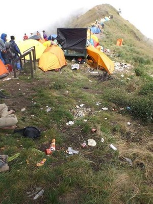 Sesama Pendaki Gunung Rinjani Harus Saling Tegur Soal Sampah!