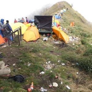 Belum Ada Aturan Tegas, Sampai Kapan Pendaki Nyampah di Rinjani?