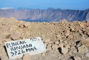 Kertas Ucapan, Sampahnya Menumpuk di Puncak Rinjani