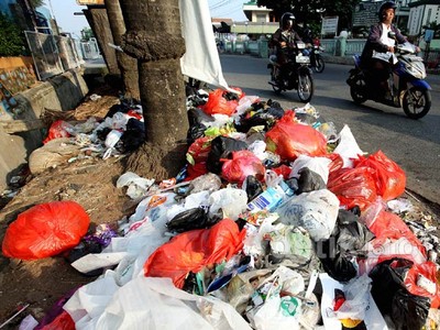 Sampah Menumpuk di Jalan Pondok Gede