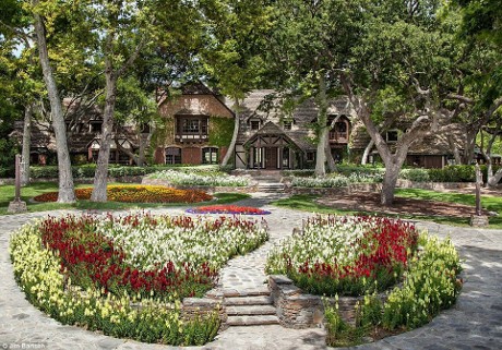 Intip Rumah dan Peternakan Termahal Michael Jackson Rp 1,3 Triliun (1)