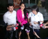 Kartika mengaku kesal karena media cetak yang menuliskan namanya telak-telak tanpa konfirmasi terlebih dahulu.
