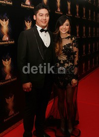 Samuel dan Franda tampil serasi berbusana bernuansa hitam. Pool/Gus Mun/detikFoto.