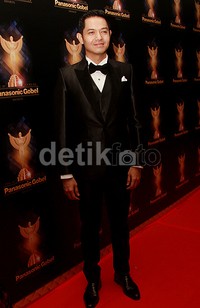 Sementara Dude tampak gagah dengan setelan jas hitam. Pool/Gus Mun/detikFoto.