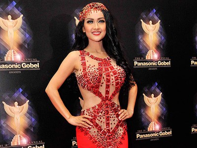 Zaskia Gotik Lewat! Jupe Lebih Seksi Bergaun Merah Transparan