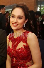 Siapa Lebih Seksi Bergaun Merah Ini, Zaskia 'Gotik', Cinta Laura atau Velove Vexia?