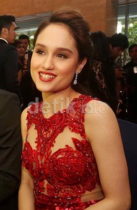 Anting yang menjuntai mempercantik penampilannya. Mauludi Rismoyo/detikHOT.