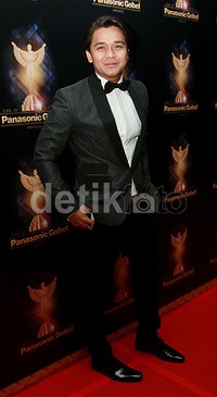 Sementara itu, Billy tampil gagah dengan tuxedo abu-abu gelap, kemeja putih, dasi kupu-kupu, celana dan sepatu hitam. Pool/Gus Mun/detikFoto.