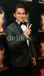 Syahnaz Bergaun Bolong-Bolong, Billy Syahputra Gagah Bertuxedo