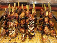 Aneka sate daging sapi empuk yang dimasak dengan bumbu berwarna gurih yang cokelat dengan rasa yang gurih.
