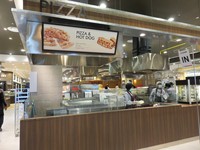 Counter pizza dan hot dog tersedia di warung bungkus AEON Mall.