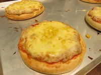 Pizza tuna mozarella yang disajikan fresh from the oven terasa nikmat. Roti pizza berukuran sekitar 15 cm dibuat dengan olesan saus tomat, tuna berselimut keju mozarella dengan toping jagung manis.