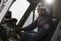     Di awal film penonton diperlihatkan adegan dramatis ketika pilot Ray Gaines (Dwayne Johnson) dan tim dari departemen pemadam kebakaran Los Angeles, menyelamatkan seorang gadis yang terjebak dalam mobil di jurang. (Dok Warner Bros Pictures)