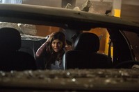     Setelah bisa menghela napas, Ray dan Emma putrinya langsung dikejutkan dengan telepon bahwa putri mereka Blake (Alexandra Daddario) tengah terjebak di sebuah gedung parkir. (Dok Warner Bros Pictures)