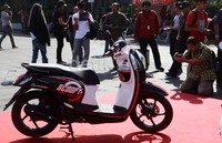 New Honda Scoopy eSP memiliki enam varian warna yang diklasifikasikan ke dalam dua kategori, stylish dan sporty. Model stylish memiliki tiga varian yaitu chic cream, fancy black, dan up town blue. Sedangkan model sporty hadir dengan empat varian yaitu estate red, capital white dan metro black.