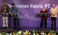 Menteri Perdagangan Rachmat Gobel dan Chairman Suzuki Motor Corporation (SMC) Japan Osamu Suzuki menandatangani prasasti peresmian.