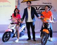     TVS Dazz DFI dibekali teknologi mutkhir dan terbaru hasil pengembangan team Research and Development (R&D) TVS, yakni teknologi Digitech R. Aktor Bollywood Shaheer Sheikh ikut menghadiri peluncuran.