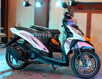 Kini, TVS Dazz hadir dengan 2 pilihan mesin, pertama DFI (injeksi) dan non injeksi. Untuk Dazz non injeksi dijual Rp 11.900.000 dan versi mesin injeksi dibanderol Rp 12.600.000 on the road Jakarta dan sekitarnya.