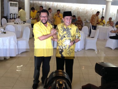 Mesranya Yorrys-Ade Komaruddin Beradu Senyum Jelang Islah